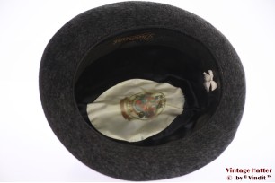 © VintageHatter.com | h-7016-57-9 Gleufhoed Diamant donker grijs haarvilt 57 Gleufhoed Diamant donker grijs haarvilt 57