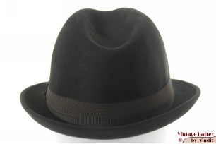 © VintageHatter.com | h-7021-56-28 Gleufhoed Brixia donker grijs haarvilt 56,5 Gleufhoed Brixia donker grijs haarvilt 56,5