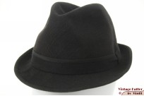 Gleufhoed John's Hat donker grijs geborsteld vilt met artistieke stiksels 56 Gleufhoed John's Hat donker grijs geborsteld vilt met artistieke stiksels 56