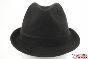 Gleufhoed Johns Hat donker grijs geborsteld vilt met artistieke stiksels 56