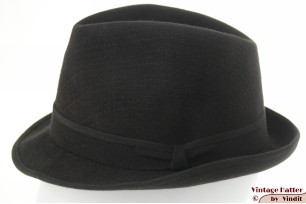 Gleufhoed Johns Hat donker grijs geborsteld vilt met artistieke stiksels 56