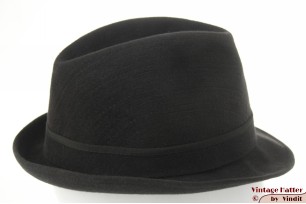 Gleufhoed Johns Hat donker grijs geborsteld vilt met artistieke stiksels 56