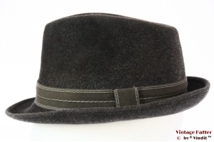 © VintageHatter.com | h-7022-56-17 Gleufhoed grijs haarvilt 56 Gleufhoed grijs haarvilt 56