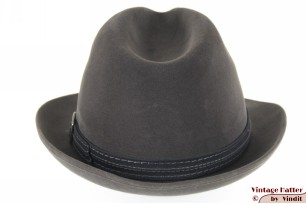 © VintageHatter.com | h-7022-56-20 Gleufhoed Windsor donker grijs geborsteld vilt 56 Gleufhoed Windsor donker grijs geborsteld vilt 56