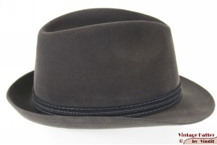 © VintageHatter.com | h-7022-56-20 Gleufhoed Windsor donker grijs geborsteld vilt 56 Gleufhoed Windsor donker grijs geborsteld vilt 56