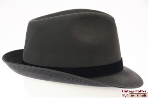 © VintageHatter.com | h-7024-56-7 Gleufhoed Wegener grijs zacht vilt 56 Gleufhoed Wegener grijs zacht vilt 56