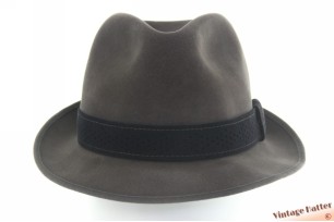 © VintageHatter.com | h-7039-56-13 Gleufhoed Wegener grijs geborsteld vilt 56,5 Gleufhoed Wegener grijs geborsteld vilt 56,5