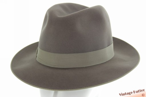 © VintageHatter.com | h-7039-57-11 Gleufhoed Huckel licht grijs geborsteld vilt 57,5 Gleufhoed Huckel licht grijs geborsteld vilt 57,5