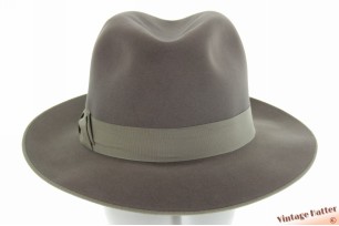© VintageHatter.com | h-7039-57-11 Gleufhoed Huckel licht grijs geborsteld vilt 57,5 Gleufhoed Huckel licht grijs geborsteld vilt 57,5