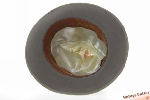 © VintageHatter.com | h-7039-57-11 Gleufhoed Huckel licht grijs geborsteld vilt 57,5 Gleufhoed Huckel licht grijs geborsteld vilt 57,5