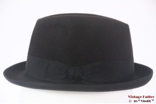 © VintageHatter.com | h-8019-54-3 Fedora Melegari dark greyish brown felt 53,5 - 54 (XXS) Fedora Melegari dark greyish brown felt 53,5 - 54 (XXS)