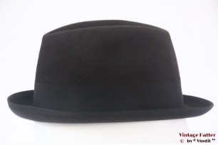 © VintageHatter.com | h-8019-54-3 Fedora Melegari dark greyish brown felt 53,5 - 54 (XXS) Fedora Melegari dark greyish brown felt 53,5 - 54 (XXS)