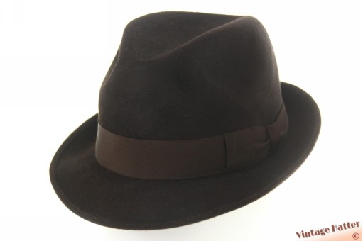 © VintageHatter.com | h-8019-56-5 Gleufhoed Aristocrat donker bruin kort haarvilt 56 Gleufhoed Aristocrat donker bruin kort haarvilt 56