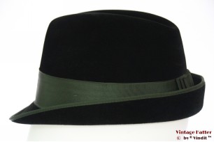 © VintageHatter.com | h-9005-56-9 Jachthoed Wegener zwart velour groene band 56 Jachthoed Wegener zwart velour groene band 56