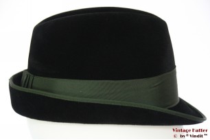 © VintageHatter.com | h-9005-56-9 Jachthoed Wegener zwart velour groene band 56 Jachthoed Wegener zwart velour groene band 56