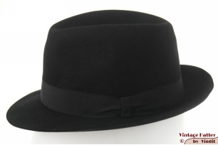 © VintageHatter.com | h-9017-53-2 Gleufhoed Brixia zwart vilt 53 (XXS) Gleufhoed Brixia zwart vilt 53 (XXS)