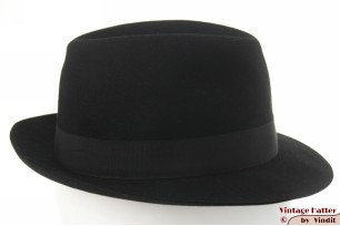 © VintageHatter.com | h-9017-53-2 Gleufhoed Brixia zwart vilt 53 (XXS) Gleufhoed Brixia zwart vilt 53 (XXS)