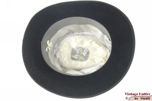 © VintageHatter.com | h-9017-57-61 Gleufhoed Heda zwart vilt 57 Gleufhoed Heda zwart vilt 57