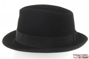 © VintageHatter.com | h-9017-57-62 Gleufhoed Mayser zwart vilt 57 Gleufhoed Mayser zwart vilt 57