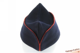 © VintageHatter.com | n-5004-56-7 Garrison cap (schuitje) donker blauw met rood vleugel-symbool 56 Garrison cap (schuitje) donker blauw met rood vleugel-symbool 56