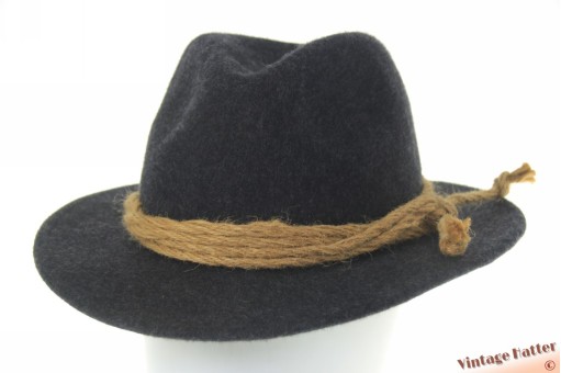 © VintageHatter.com | o-7016-56-1 Outdoor fedora Stockerpoint dark grey woolfelt with rope 56 Outdoor fedora Stockerpoint dark grey woolfelt with rope 56