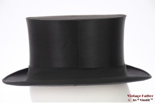 © VintageHatter.com | t-9017-54-2 Claque Klakhoed / Vouwbare hoge hoed zwart zijde 54 (XS) Claque Klakhoed / Vouwbare hoge hoed zwart zijde 54 (XS)