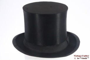 © VintageHatter.com | t-9017-54-3 Claque Klakhoed / Vouwbare hoge hoed Patent zwart zijde 54 (XS) Claque Klakhoed / Vouwbare hoge hoed Patent zwart zijde 54 (XS)