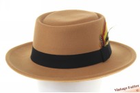 Ronde Gambler hoed caramel beige katoen mix met veren 56-58 [nieuw]
