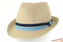 Trilby hoed geel beige gecoat papier met gestreepte blauwe band 55-57 [nieuw]