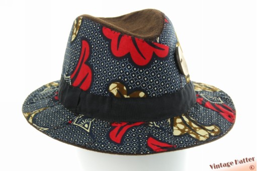 Gleufhoed met uniek huisgemaakt design donkerblauw rood bruin 58 Gleufhoed met uniek huisgemaakt design donkerblauw rood bruin 58