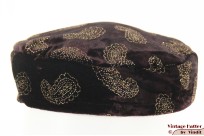 Oosters hoedje zwartbruin velour met glimmende paisley 57