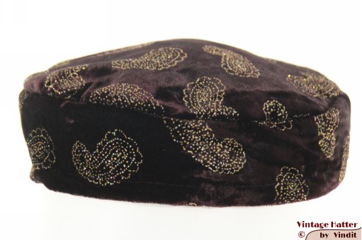 Oosters hoedje zwartbruin velour met glimmende paisley 58