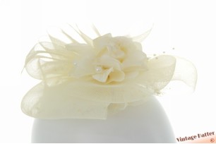 Fascinator crèmewit polyester met veren en 1 haarclip
