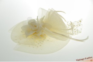 Fascinator crèmewit polyester met veren en 1 haarclip
