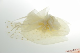 Fascinator crèmewit polyester met veren en 1 haarclip