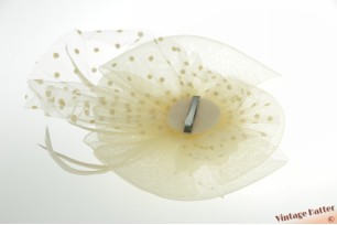 Fascinator crèmewit polyester met veren en 1 haarclip