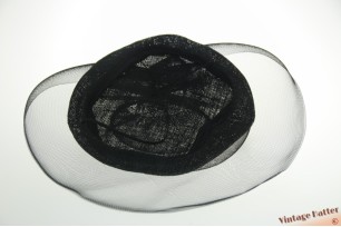 © VintageHatter.com | y-9005-xx-1 Disc fascinator zwart polyester met haarelastiek Disc fascinator zwart polyester met haarelastiek