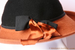 © VintageHatter.com | d-8003-53-1 Dameshoed bruin en zwart met strik 53 Dameshoed bruin en zwart met strik 53