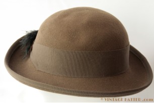 © VintageHatter.com | d-8028-56-1 Dameshoed Mayser bruin met veren 56 Dameshoed Mayser bruin met veren 56