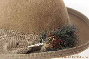 © VintageHatter.com | d-8028-56-1 Dameshoed Mayser bruin met veren 56 Dameshoed Mayser bruin met veren 56