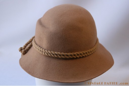Dameshoed beige 55 met koordje