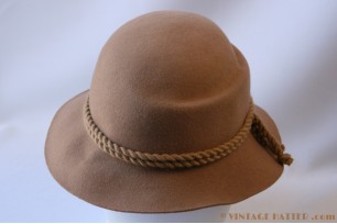 Dameshoed beige 55 met koordje