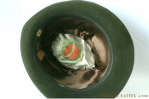 © VintageHatter.com | j-6009-55-1 Jachthoed Sämisch groen fluweel 55 Jachthoed Sämisch groen fluweel 55
