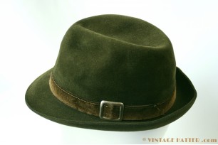 © VintageHatter.com | j-6009-55-1 Jachthoed Sämisch groen fluweel 55 Jachthoed Sämisch groen fluweel 55