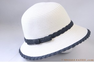 © VintageHatter.com | d-9016-57-1 Dophoed / Cloche Hawkins wit papier vouwbaar 57 Dophoed / Cloche Hawkins wit papier vouwbaar 57