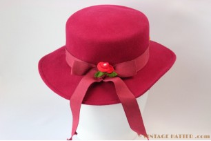 © VintageHatter.com | d-4010-52-1 Dameshoed Benetton roze 52 (!) Dameshoed Benetton roze 52 (!)