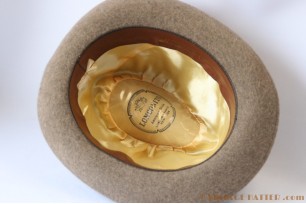 © VintageHatter.com | h-1019-57-1 Gleufhoed Lonconito grijsbruin haarvilt 57 Gleufhoed Lonconito grijsbruin haarvilt 57