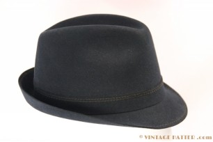 © VintageHatter.com | h-5004-56-4 Gleufhoed Ottmar Reich donker blauw 56 Gleufhoed Ottmar Reich donker blauw 56