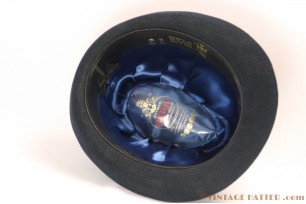 © VintageHatter.com | h-5004-56-4 Gleufhoed Ottmar Reich donker blauw 56 Gleufhoed Ottmar Reich donker blauw 56
