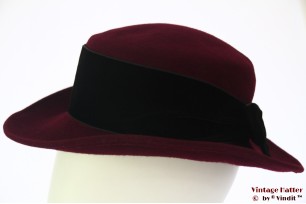 © VintageHatter.com | d-3005-55-8 Dameshoed bordeaux met zwart fluwelen band 55 Dameshoed bordeaux met zwart fluwelen band 55